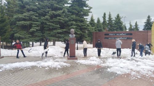 Ученики гимназии № 1 в Лаишево вышли на уборку парка Победы