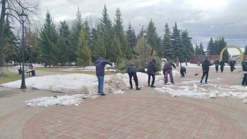 Ученики школы №2 убираются в парке Победы в городе Лаишево