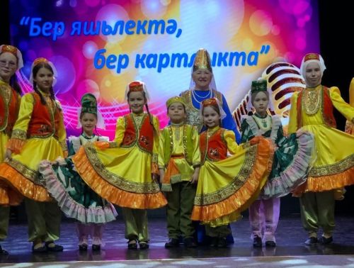 Фольклорный ансамбль «Алчэчэк» выступил в РДК с благотворительным концертом «Помощь СВОим»