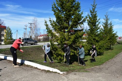 На общегородском субботнике улицы Лаишева приводят в порядок