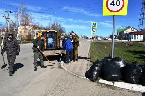 На общегородском субботнике улицы Лаишева приводят в порядок