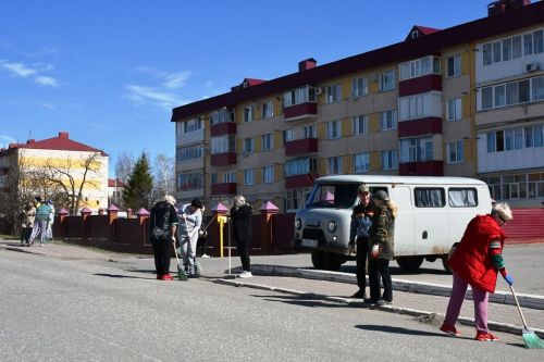 Лопаты, грабли, метлы — главные орудия общегородского субботника в Лаишево