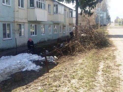 Жители многоквартирных домов тоже вышли на уборку придомовой территории
