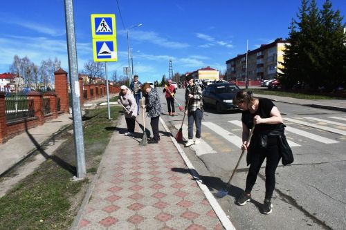 Лопаты, грабли, метлы — главные орудия общегородского субботника в Лаишево