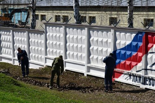 Лопаты, грабли, метлы — главные орудия общегородского субботника в Лаишево