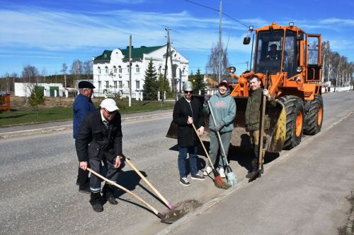 На общегородском субботнике улицы Лаишева приводят в порядок