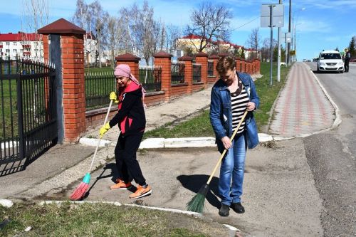 Лопаты, грабли, метлы — главные орудия общегородского субботника в Лаишево