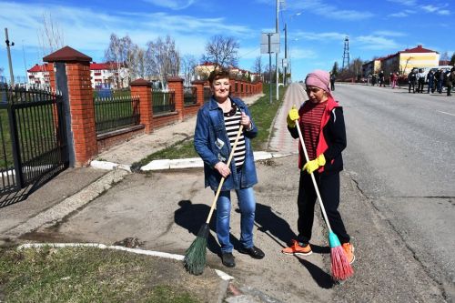 Лопаты, грабли, метлы — главные орудия общегородского субботника в Лаишево