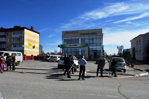 Лопаты, грабли, метлы — главные орудия общегородского субботника в Лаишево