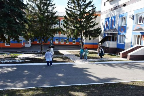 Лопаты, грабли, метлы — главные орудия общегородского субботника в Лаишево