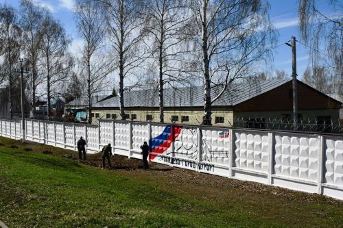 Лопаты, грабли, метлы — главные орудия общегородского субботника в Лаишево