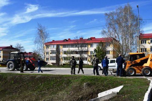 Лопаты, грабли, метлы — главные орудия общегородского субботника в Лаишево