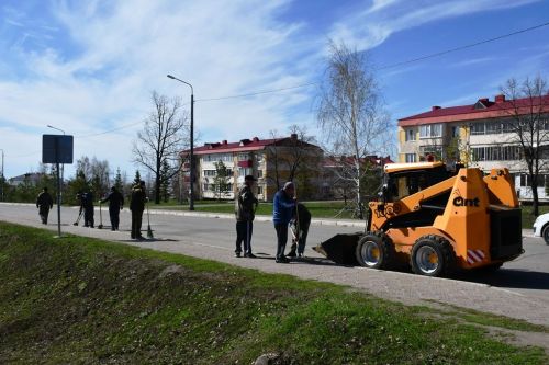 Лопаты, грабли, метлы — главные орудия общегородского субботника в Лаишево