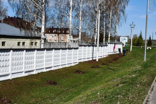 Лопаты, грабли, метлы — главные орудия общегородского субботника в Лаишево