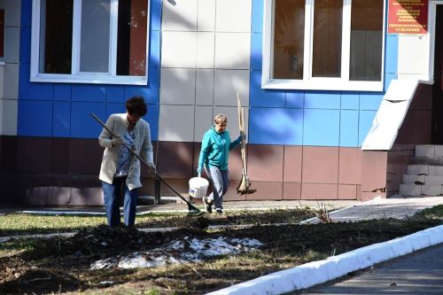 Лопаты, грабли, метлы — главные орудия общегородского субботника в Лаишево