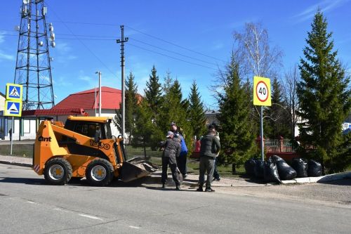На общегородском субботнике улицы Лаишева приводят в порядок