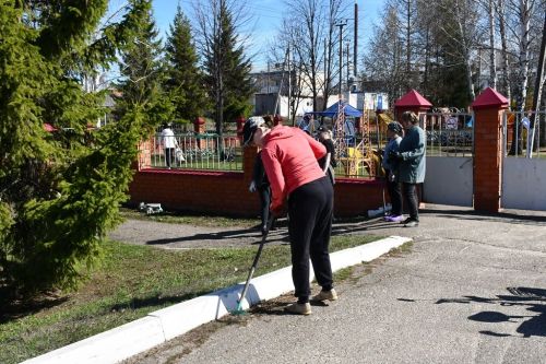 На общегородском субботнике улицы Лаишева приводят в порядок