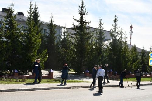Лопаты, грабли, метлы — главные орудия общегородского субботника в Лаишево
