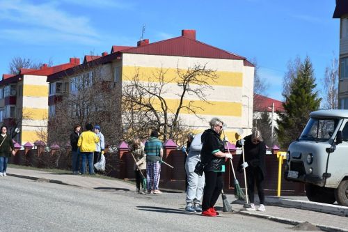 Лопаты, грабли, метлы — главные орудия общегородского субботника в Лаишево