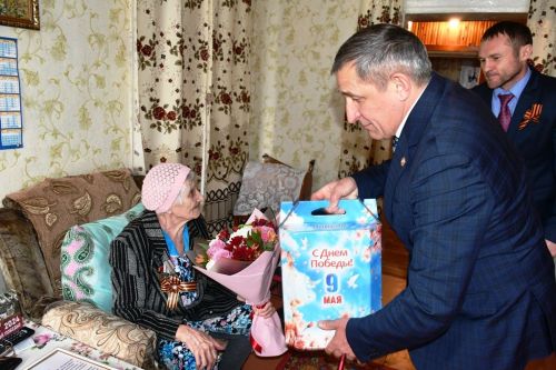 Глава Лаишевского района поздравил бывших узниц концлагерей и жительниц блокадного Ленинграда с Днем Победы