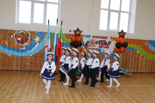 Сегодня на смотр строя и песни вышли дошколята
