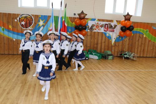 Сегодня на смотр строя и песни вышли дошколята