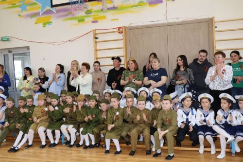 Сегодня на смотр строя и песни вышли дошколята