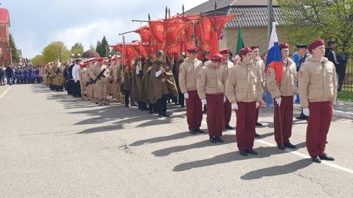 Лаишевцы ждут начала митинга ко Дню Победы