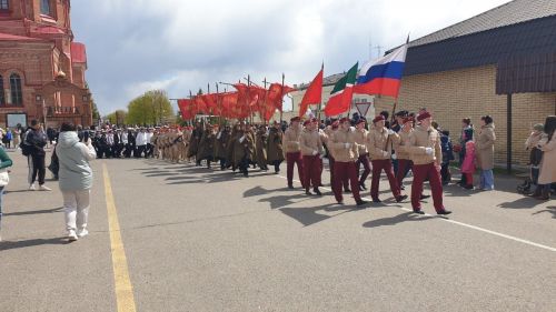 Лаишевцы ждут начала митинга ко Дню Победы