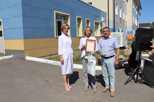Сегодня глава Лаишевского района Ильдус Зарипов поздравил медицинских работников с предстоящим профессиональным праздником