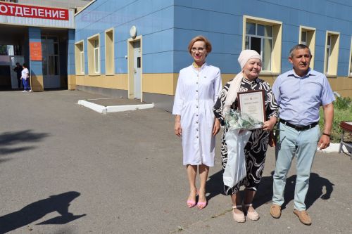 Сегодня глава Лаишевского района Ильдус Зарипов поздравил медицинских работников с предстоящим профессиональным праздником