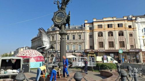 В Казани на Баумана приступили к монтажу известных часов после ремонта
