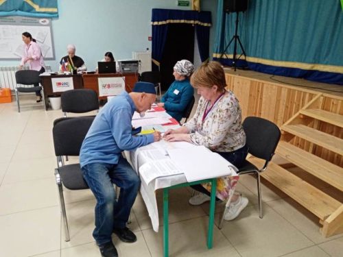 Флаги страны, республики и района гордо возвышались в день выборов на сцене зала Именьковского сельского клуба