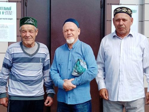 Флаги страны, республики и района гордо возвышались в день выборов на сцене зала Именьковского сельского клуба