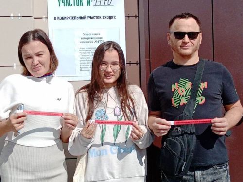 Флаги страны, республики и района гордо возвышались в день выборов на сцене зала Именьковского сельского клуба