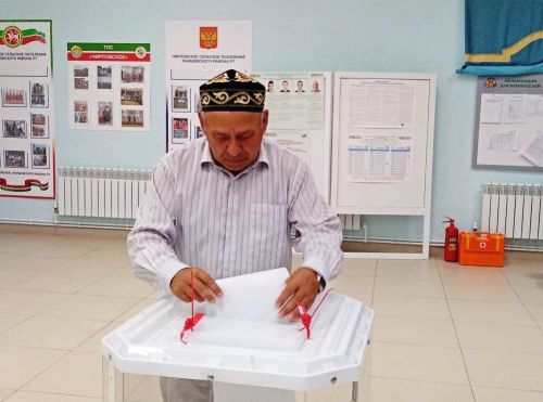 Флаги страны, республики и района гордо возвышались в день выборов на сцене зала Именьковского сельского клуба