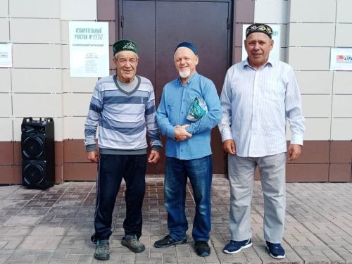 Флаги страны, республики и района гордо возвышались в день выборов на сцене зала Именьковского сельского клуба