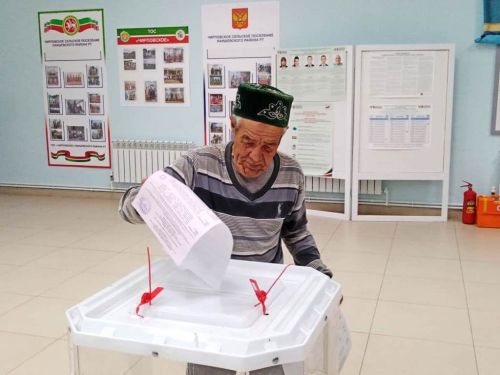 Флаги страны, республики и района гордо возвышались в день выборов на сцене зала Именьковского сельского клуба