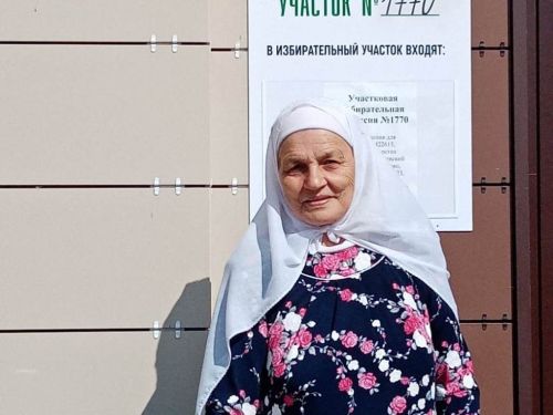 Флаги страны, республики и района гордо возвышались в день выборов на сцене зала Именьковского сельского клуба