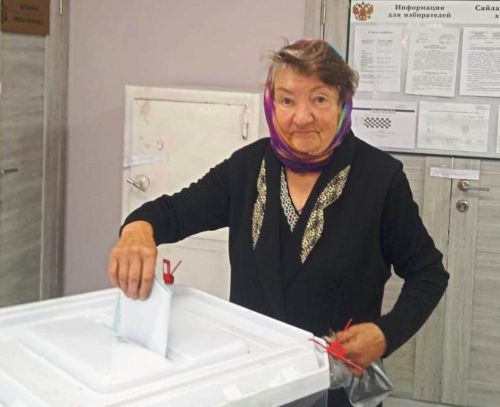 82-летняя жительница Чирпов приехала на выборы на велосипеде