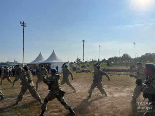 Воспитанники Центра спецподготовки показали приемы ближнего боя с оружием в руках