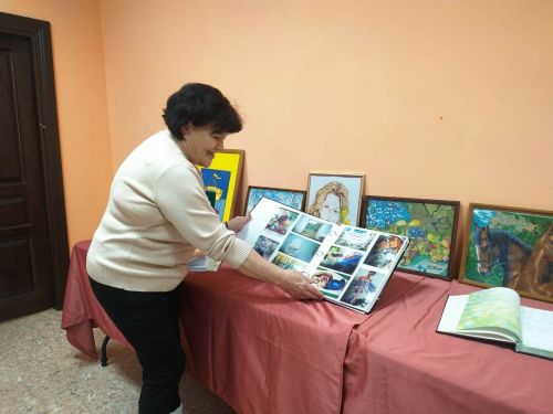 Орден милосердия организовал выставку творческих работ Елены Карандиной