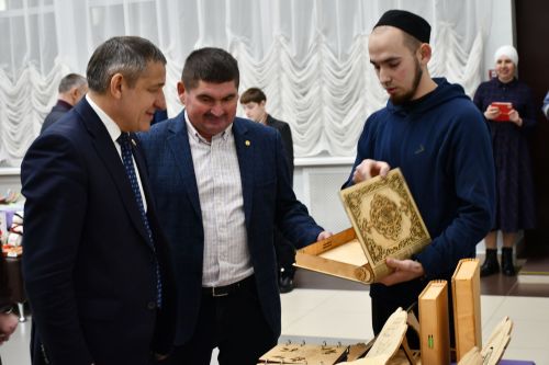 Выставка достижений жителей Малоелгинского сельского поселения прошла в рамках встречи с руководителями района