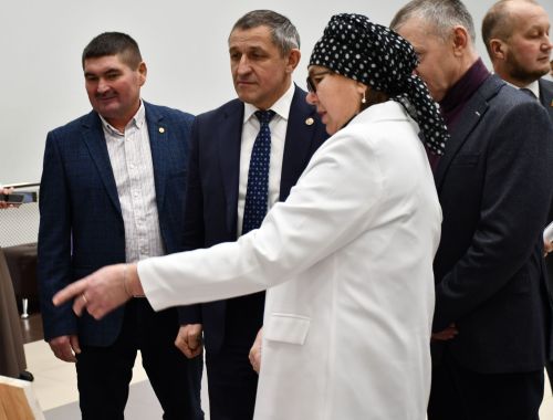 Выставка достижений жителей Малоелгинского сельского поселения прошла в рамках встречи с руководителями района