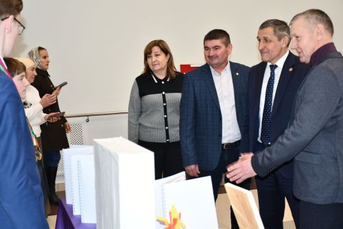 Выставка достижений жителей Малоелгинского сельского поселения прошла в рамках встречи с руководителями района