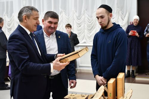 Выставка достижений жителей Малоелгинского сельского поселения прошла в рамках встречи с руководителями района
