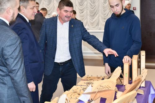 Выставка достижений жителей Малоелгинского сельского поселения прошла в рамках встречи с руководителями района