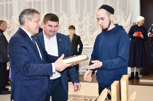 Выставка достижений жителей Малоелгинского сельского поселения прошла в рамках встречи с руководителями района