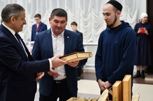 Выставка достижений жителей Малоелгинского сельского поселения прошла в рамках встречи с руководителями района