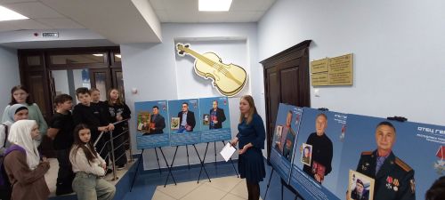 Ученики 6-7 классов Лаишевской школы № 3 побывали на выставке «Отец Героя»